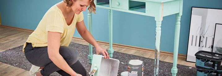 Person streicht einen Beistelltisch